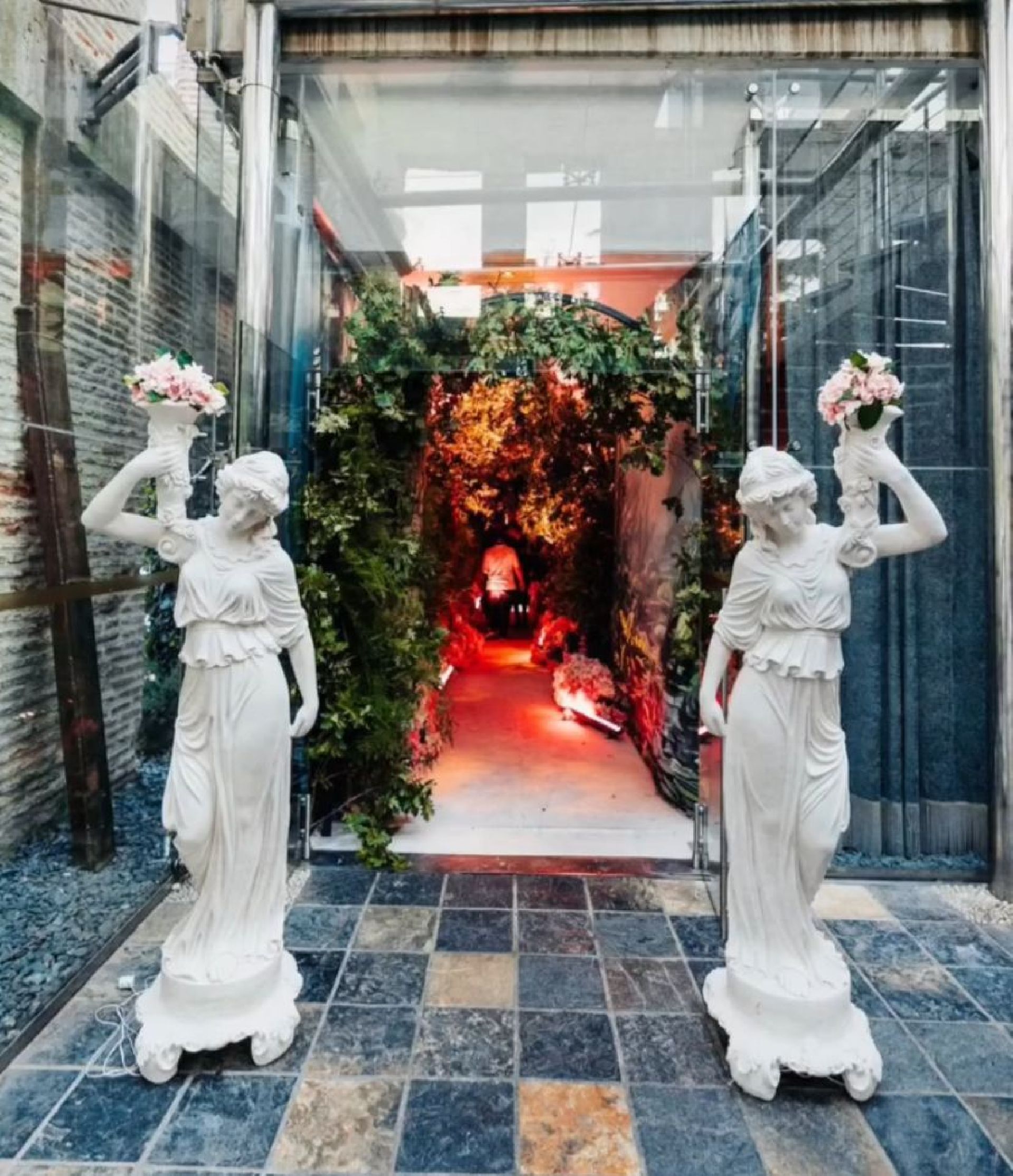 Nida Lambalı Kız Heykeli - Zarif ve Şık Tasarım