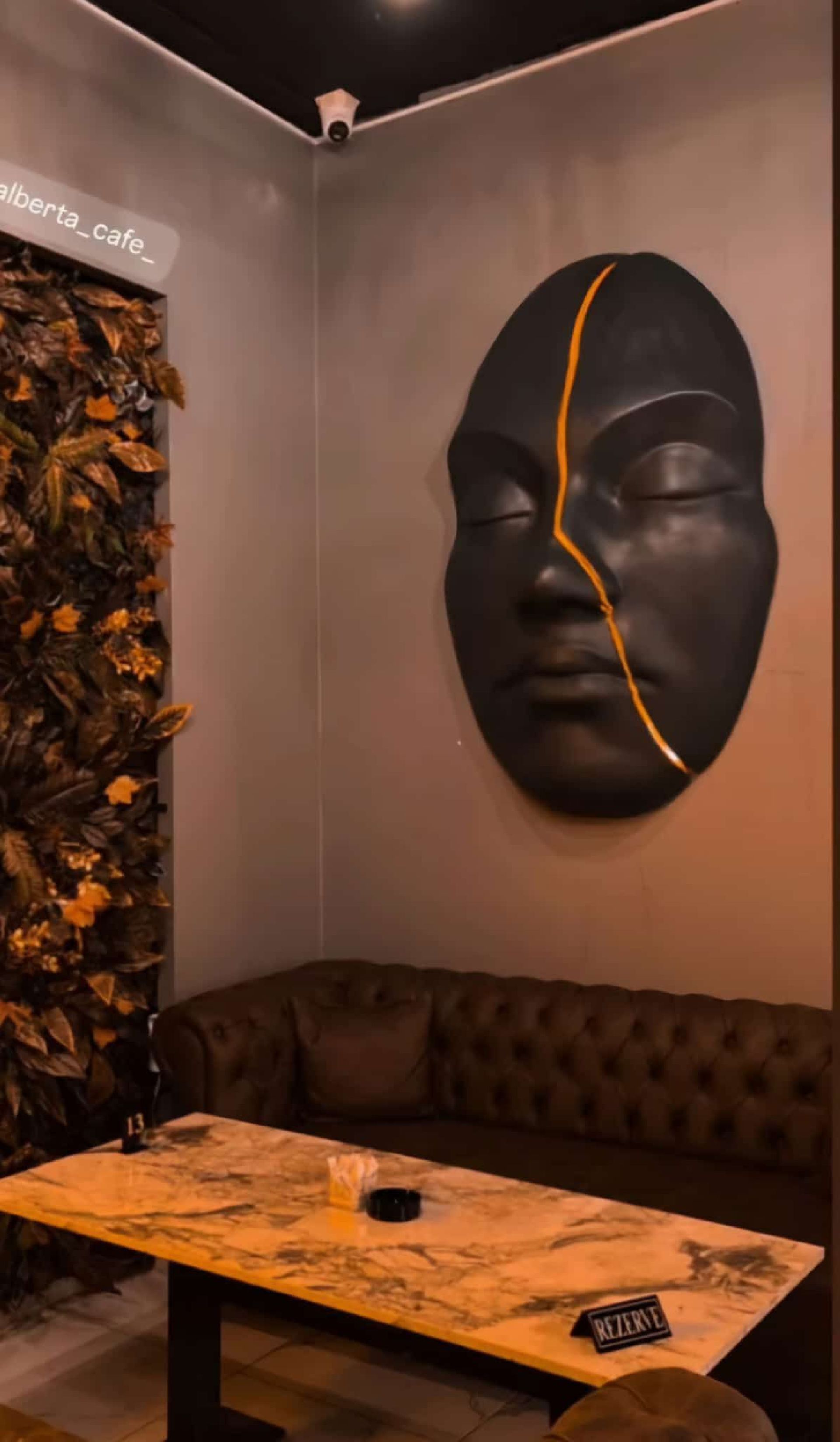 Asil Duvar Kırık Yüz - Sanatsal ve Derin Anlamlı Dekorasyon