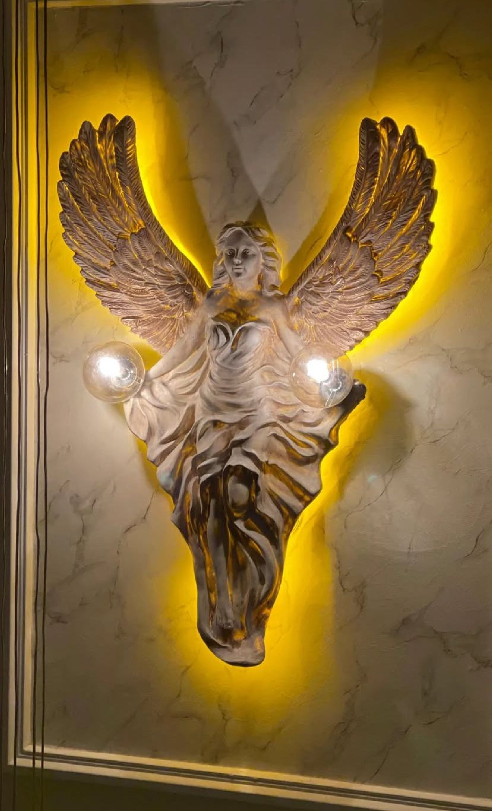 Mini Helen Duvar Heykeli - Şıklık ve Zarafetin Buluştuğu Nokta