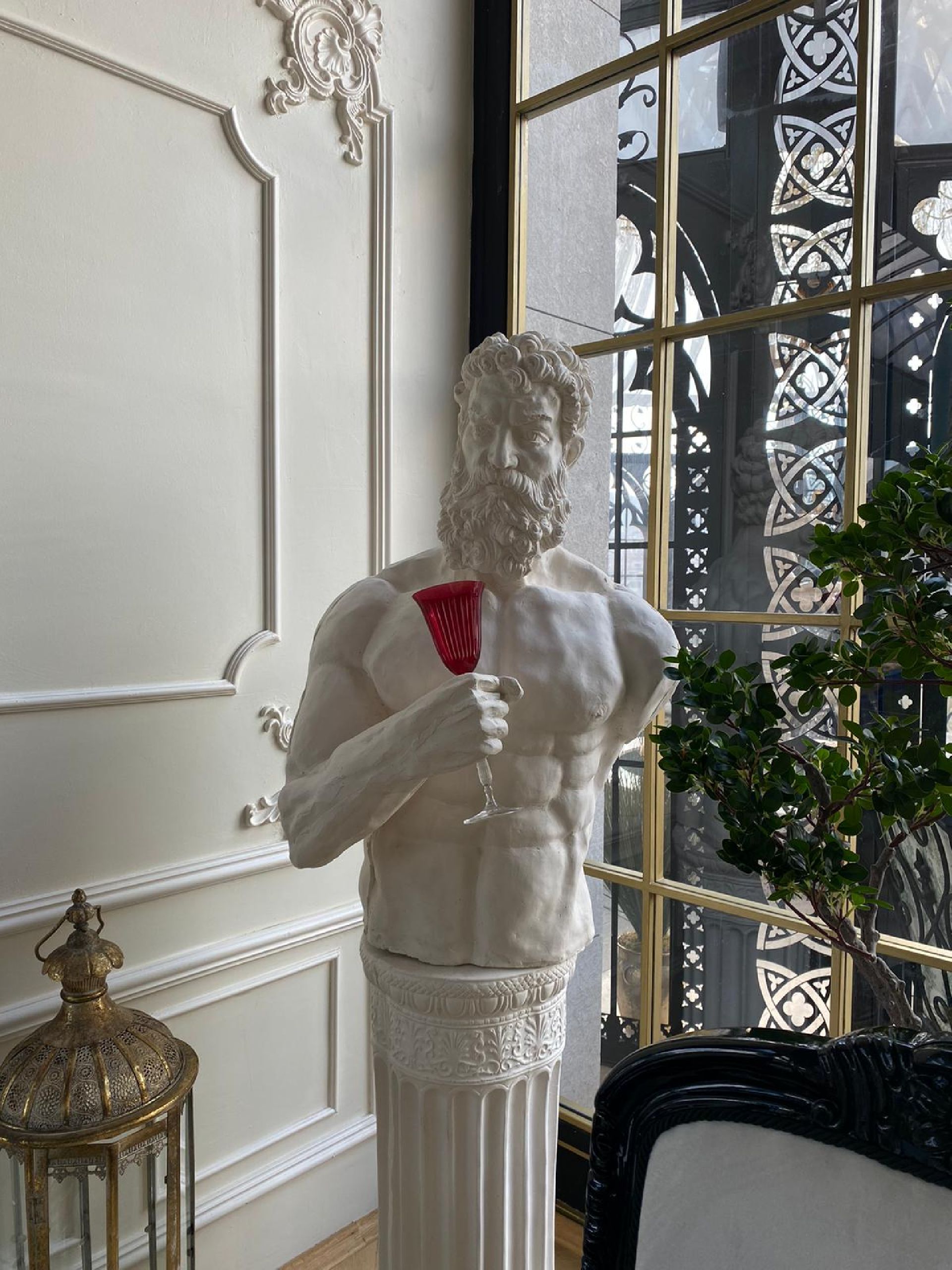 Kadeh Tutan Herkül Heykeli – Gücün ve Zarafetin Buluşması